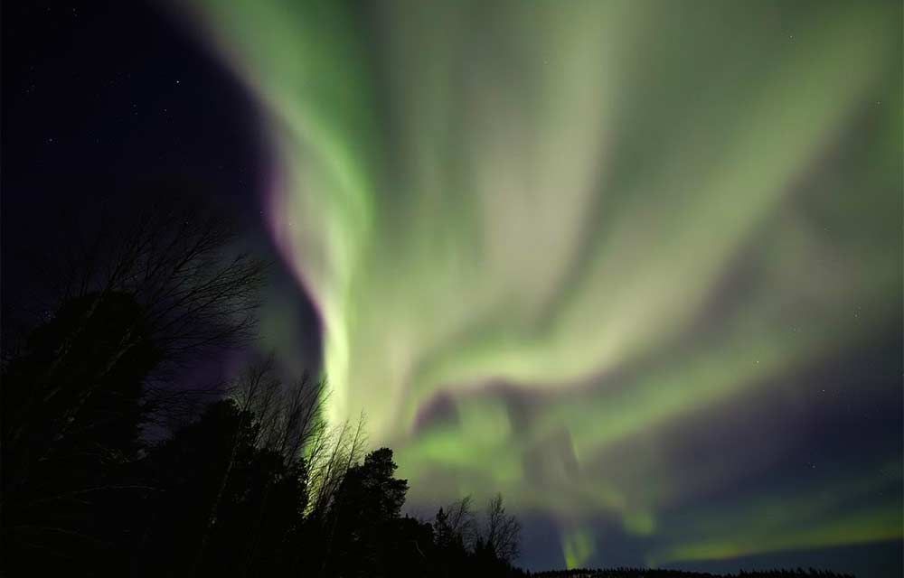 aurora-borealis-by-snowmobile